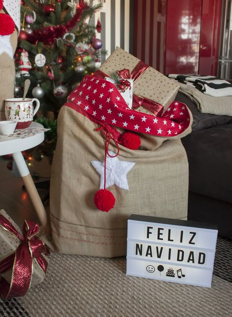 Diy Saco de juguetes | Decorar en familia | DEF Deco Santa Sacks Diy, Christmas Goodie Bags, Christmas Fabric Crafts, Holiday Gift Bag, Christmas Craft Projects, Santa Sack, Christmas Arrangements, Navidad Christmas, Christmas Gift Bags