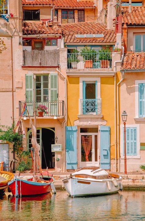 10 Pretty Towns In The South Of France To Visit French Village Aesthetic Interior, South Coast Of France, Europe Architecture Aesthetic, French Riviera Architecture, European Beach Aesthetic, French Riviera Color Palette, South France Aesthetic, Nice France Aesthetic, Paintings Of Houses