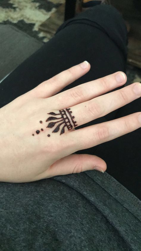 Beginner hand henna design 1 Henna Design Hand Simple, Henna Ideas For Beginners, Henna Ideas Beginner, Henna Designs Begginer, Henna Designs Simple Hand, East Henna Ideas, Starter Henna Designs, Hena Tato Desain Easy, Henna Ideas Easy Simple