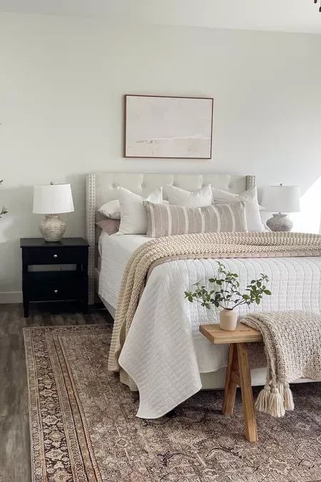 White Coverlet Bedding Ideas, Amazon Bedding Finds, Bedroom Decor From Amazon, Bedroom Decor Amazon, Neutral Apartment Decor, Amazon Bedroom Finds, White Quilt Bedding, Target Bedroom, Neutral Apartment