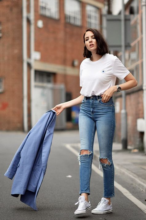 Classic Trainers | Converse White Blue Jeans Outfit, Converse Women Outfit, Trainers Converse, Jeans And T Shirt Outfit, Sport Food, Ripped Jeans Outfit, Uniqlo Jeans, T Shirt Outfit, Casual Day Outfits