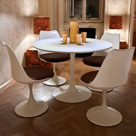 This is a rare set from the 1970s consisting of a tulip table with a formica top designed by Maurice Burke for Arkana and four tulip dining chairs made in Germany by Wattenheimer Kunststoffwerke. The design of the dining chairs is based on the popular tulip chair designs by Finnish-American architect Eero Saarinen. The legs of the table and chairs are made of aluminum and the seats of the chairs are made of plastic. With their futuristic look, the tulip table and the four tulip chairs are the perfect set to turn every dining room area into a Space Age corner. Many designs by Eero Saarinen, for example, were used to decorate the movie sets of science-fiction films and series such as Star Trek. Tulip Chair, Tulip Table, Eero Saarinen, Mid Century Modern Furniture, Mid Century Modern Design, Kitchen Dining Room, Chair Design, Table And Chairs, Modern Furniture