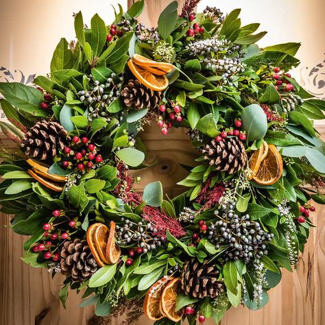 Make A Christmas Wreath, Love In A Mist, Creative Christmas Crafts, Small Pine Cones, Wreath For Christmas, Christmas Wreath Craft, Winter Door Decorations, Front Door Christmas Decorations, Make A Wreath