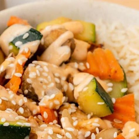 Ashley McCrary on Instagram: "✨Healthier Hibachi Chicken Bowls✨ ➡️As always, comment “RECIPE” and I will send the link over to you in your DMs. ✨You can also grab the link in my profile OR you can Google Healthy Little Peach Hibachi and it will come right up! ✨Turn your home kitchen into a Japanese steakhouse with delicious hibachi bowls filled with rice, chicken, veggies, and homemade yum yum sauce. An easy 30-minute weeknight meal. What you will need: ▢ Chicken Breasts ▢ Coconut aminos ▢ Ginger ▢ Rice vinegar ▢ Garlic ▢ Sesame oil ▢ Onion ▢ Carrots ▢ Mushrooms ▢ Zucchini ▢ Mayo, Greek yogurt or DF yogurt ▢ Sriracha Sauce ▢ Sesame Seeds #healthyrecipes #dinnerideas #healthydinner #hibachi #hibachiathome #mealprep #highprotein #glutenfree #dairyfree #healthylunchideas #chicken #ch Healthy Hibachi, Hibachi Bowls, Homemade Yum Yum Sauce, Healthy Little Peach, Ginger Rice, Hibachi Chicken, 2023 Food, Yum Sauce, Japanese Steakhouse