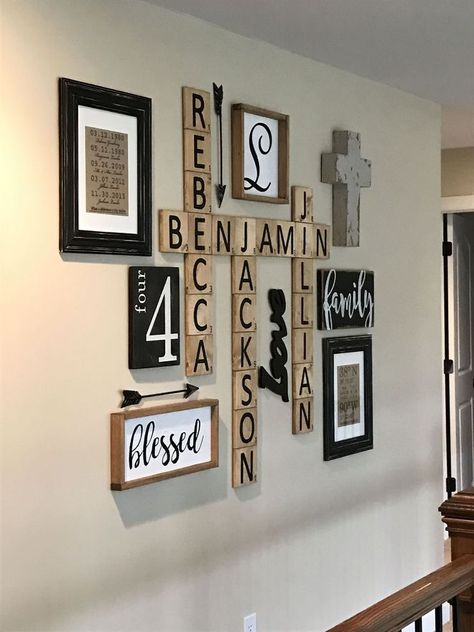 Des lettres au mur à la manière d'un Scrabble Diy Pallet Wall Art, Diy Pallet Wall, Scrabble Wall Art, Pallet Wall Art, Scrabble Wall, Wall Diy, Dining Room Wall Decor, Pallet Wall, Gallery Wall Decor