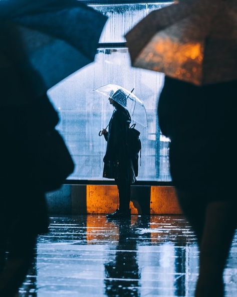 Moody And Cinematic Street Photography By Alex Fernández Gueorgui Pinkhassov, Streets Photography, Street Photography Model, Street Photography Portrait, Street Photography Urban, Street Photography People, City Streets Photography, Saul Leiter, Inspiring Photography