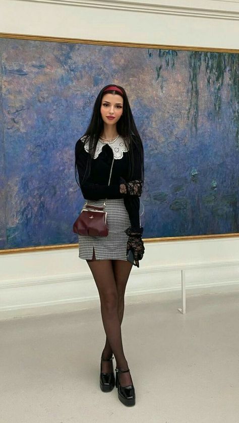 museum art fashion aleman girl pretty smart 90s Bussines Woman, Museum Dress Outfit, Gothic Old Money Outfits, Museum Winter Outfit, Persephonesblood Aesthetic, Art Museum Fits, Art Museum Outfit Winter, Smart Girl Outfit, Outfits For Museum