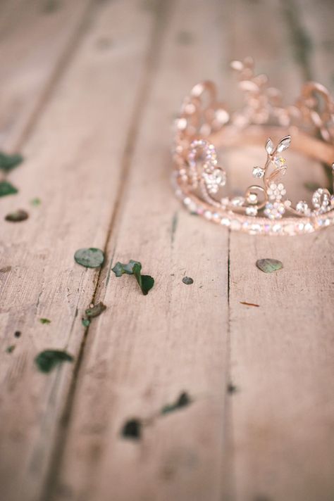 Rose Gold Crown Aesthetic, Tiara Aesthetic Wallpaper, Tiara Wallpaper, Pink Crown Aesthetic, Crown Phone Wallpaper, Pink Crown Wallpaper Backgrounds, Crown Photography, Crown Aesthetic, Bridal Tiaras