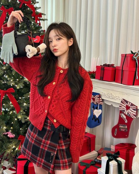 Korean Christmas Outfit, Santa Outfit For Women, Christmas Fashion Photography, Christmas Poses, Christmas Fits, Cute Christmas Outfits, Woman In Red, Trendy Christmas Outfits, Red Tights