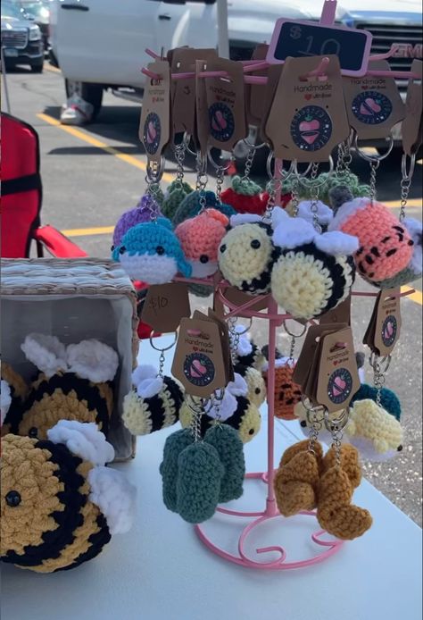 Crochet Keychain Business, Things To Sell At Comicon, Stuff To Sell At Craft Fairs, Crochet Raffle Ideas, Crochet Boutique Ideas, Crochet Craft Fair Table Set Up, Crochet Craft Market Display, Vendor Booth Display Ideas Crochet, Amigurumi Craft Fair Display