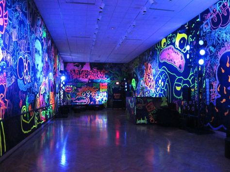 Glow in the Dark Graffiti Branding Wall, Black Light Room, Graffiti Room, Dance Studio Design, Selfie Museum, Us Bank, Back Alley, Black Lights, Recording Studio Home