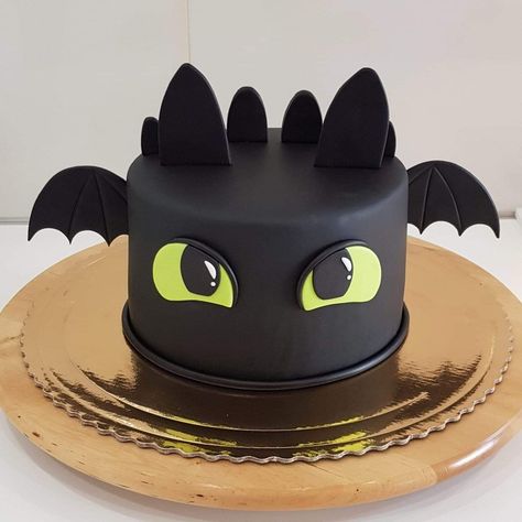 Toothless Cupcake Cake, Toothless Dragon Cake Birthday, Cute Dragon Cake, Toothless Cupcakes, Dragon Cakes For Kids, Toothless Birthday Cake, Httyd Cake, Cute Animal Cakes, Dragon Cake Ideas