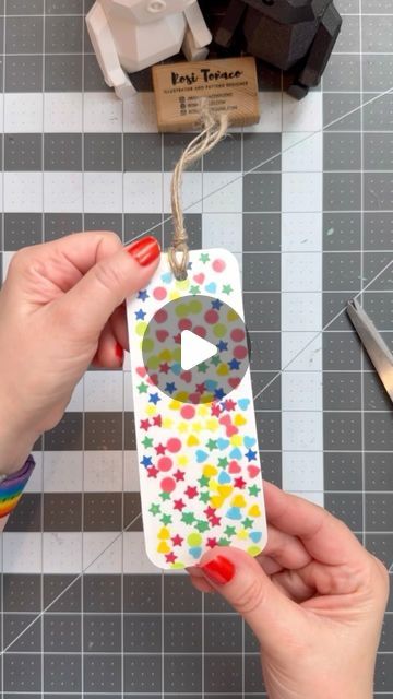 Paint Chip Bookmarks Diy, Packing Tape Crafts, Book Mark Making Ideas, Diy Book Markers Ideas, Book Mark Making, Book Markers Ideas Diy, Book Mark Ideas Diy, Idea Craft, Confetti Pattern