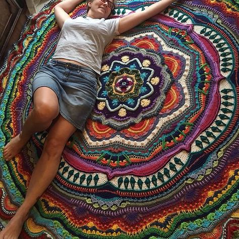 This is one unbelievably beautiful crochet mandala that will most certainly leave you speechless! Mandala Blanket, Mandala Rug, Confection Au Crochet, Crochet Mandala Pattern, Bonnet Crochet, Crochet Mandala, Blanket Knitting Patterns, Crochet Rug, Crochet Home