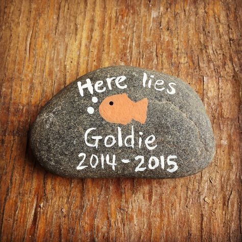 Pet Memorial Diy, Pet Tombstone, Garden Rock Painting, Fish Memorial, Pet Headstones, Pet Memorial Ideas, Pet Goldfish, Halloween Sleepover, Pet Grave Markers