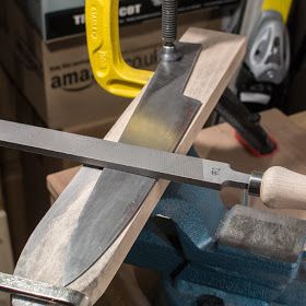 Knifemaking for beginners: Bevel grinding jig by Aaron Gough Knife Grinding Jig, Trench Knife, Knife Making Tools, Diy Knife, Knife Patterns, Black Smithing, Knife Ideas, Sharpening Tools, Boning Knife