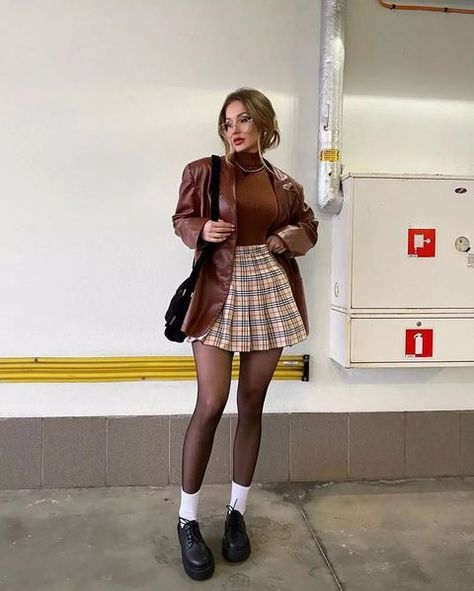 38 How To Wear Skirts in Winter | Winter Skirt Outfits - Inspired Beauty University Outfit Ideas Summer, University Outfit Ideas Casual, University Outfit Ideas, Outfits For College, Plaid Skirt Outfit, Outfit Ideas Casual, Outfit Ideas Summer, University Outfit, Dark Academia Fashion