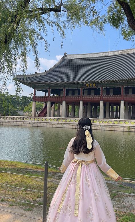 Hanbok, traditional korean dress, palace, korea South Korean Traditional Dress, Korean Culture Dress, Korean Hanbok Aesthetic, Korean Culture Aesthetic, Korean Wedding Dress Traditional, South Korea Hanbok, Korean Hanbok Princesses, South Korean Wedding, Hanbok Traditional Korean Dress