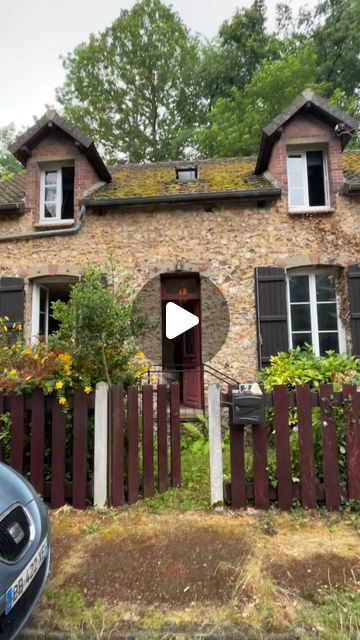 @renovationhome2024 on Instagram: "Salut,

Aujourd’hui, nous allons vous présenter l’intérieur de la maison.🏠 

Dans la maison, nous avons 3 chambres, une cuisine, 2 salles de bain, une salle à manger, un salon et un atelier qui sera une chambre parentale. 

Notre objectif est de rénover toute la maison ( du sol au plafond). 

#renovation #construction #maison #interieur #photo" On Instagram, Instagram