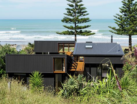 Low-impact offSET Shed House is a modern beach home in New Zealand | Inhabitat - Sustainable Design Innovation, Eco Architecture, Green Building Container Beach House, Modern Beach Home, Shed House, Piscina Interior, Casa Container, Shed Homes, Beach House Design, Container House Design, Metal Building Homes