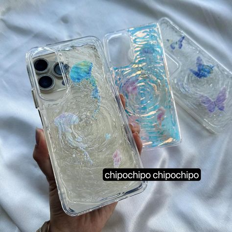 Jellyfish Ripples Epoxy phone case, available for all iPhone & Samsung phone More details check my Bio For the epoxy case, the processing time is about 15-20 days. #epoxy #epoxyphonecase #resinphonecase #animalphonecase #jellyfish #jellyfishdesign #epoxydiy #handmadephonecase #zflip5 #zflipcase #zflip4case Resin Phone Case, Jellyfish Design, Handmade Phone Case, Animal Phone Cases, Custom Phone, Phone Protection, Custom Phone Cases, Samsung Case, Samsung Phone