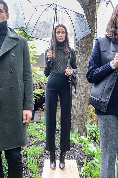 Chic Rain Outfit, Rain Fits, Presentation Outfit, Rain Outfits, Rain Outfit, Hilary Rhoda, Stile Casual Chic, Leandra Medine, Look Formal