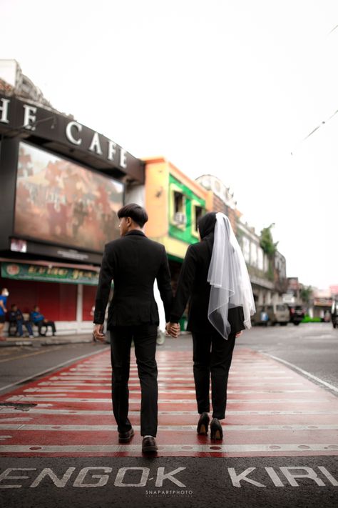 Black Outfit Photoshoot Couple, Casual Outfit Prewedding, Prawedding Konsep Outdoor Casual, Prewed Casual Outdoor, Ide Prewedding Casual, Casual Prewedding Outdoor, Prewedding Ideas Outdoor Casual, Prawedding Konsep Outdoor, Street Prewedding Photo Ideas