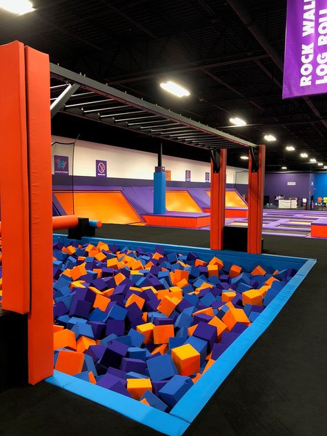 Trampoline Room, Indoor Playroom, Creative Kids Rooms, Kids Indoor Playground, Indoor Trampoline, Playground Design, Trampoline Park, Fun Places To Go, Indoor Fun