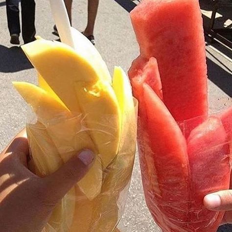 Imagen de fruit, food, and watermelon Eating Mango, Watermelon And Pineapple, Food Goals, Pretty Food, Food Cravings, I Love Food, Junk Food, Superfoods, Aesthetic Food