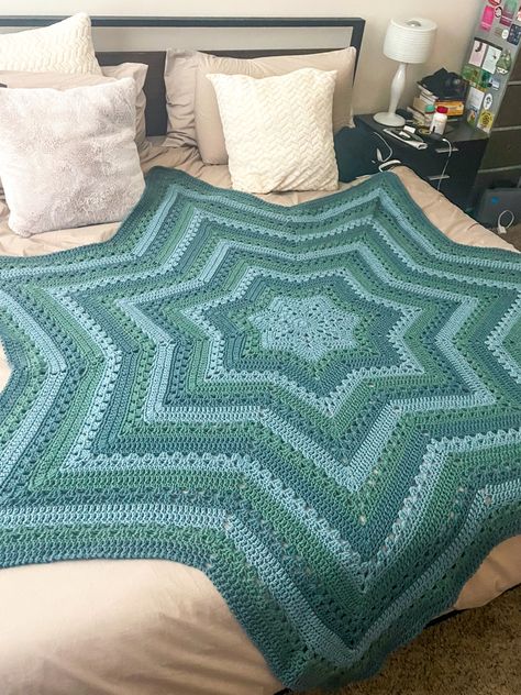 Crochet Blankets Beginner, Crochet Star Projects, Crochet Stars Tutorial, Crochet Aura Blanket, Star Crochet Blanket Pattern Free, Star Crochet Pattern Blanket, How To Crochet A Star Blanket, 6 Day Star Blanket Crochet Pattern Free, Star Crochet Ideas