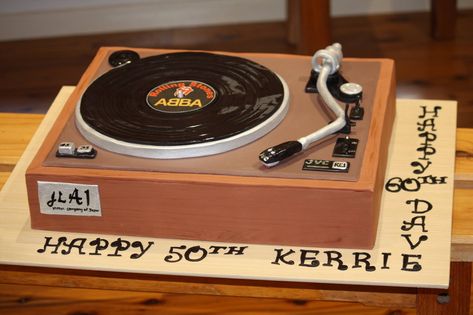 Copyright Hot Cakes & Cool Cookies Record Player Cake Ideas, Music Birthday Cakes, Cool Cookies, Record Cake, 75 Birthday Cake, Cake Sketch, Turntable Cake, Retro Record Player, 50th Bday