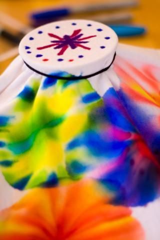 Sharpie Tye Dye Shirts, Tye Dye With Sharpies, Sharpie Tie Dye Shirts, Tie Dye Crafts For Kids, Tie Dye With Sharpies, Tie Dye Sharpie, Sharpie Shirts, Wearable Crafts, Sharpie Shoes