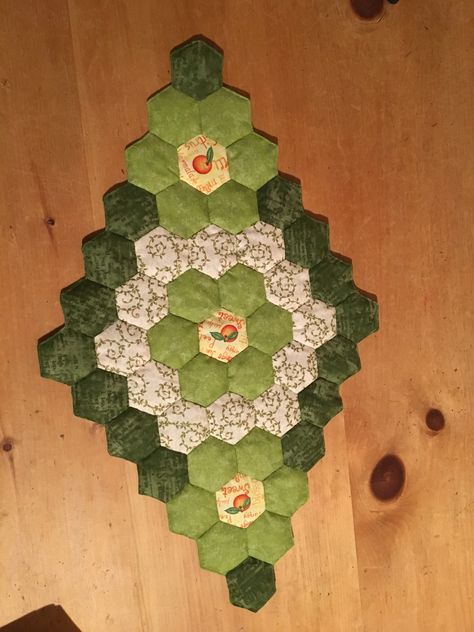 Layout idea: 3 flowers combo in a diamond shape Hexagon Quilting, Hexie Patterns, Hexie Quilts Patterns, Hexagon Quilt Pattern, Hexagon Patchwork, Flower Garden Quilt, Hexie Quilt, English Paper Piecing Quilts, Garden Quilt