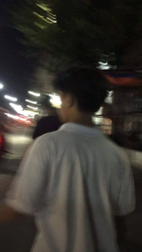 nahhve Guys Blurry Photos, Blurry Guy Pictures, Boyfriend No Face Pic, Bf Snaps No Face, Night Walk With Boyfriend, Bf Prank Picture, Blurry Aesthetic Boy, Fake Boyfriend Aesthetic, Fake Boyfriend Prank