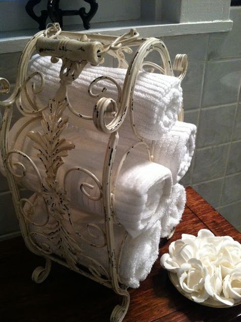 salle de bain gîtes Country Bathroom Designs, Bathroom Organization Hacks, Primitive Bathrooms, French Country Bathroom, Smart Tiles, Country Bathroom, Repurposed Items, Towel Storage, Bath Room