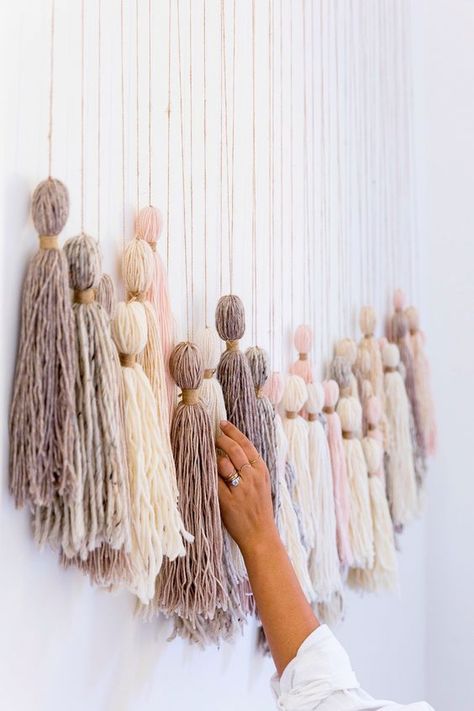 Guirnalda de borlas DIY Tassel Wall Hang, Hantverk Diy, Yarn Wall Art, Diy Wand, Diy Tassel, Diy Simple, Pom Pom Garland, Yarn Diy, Creative Wall