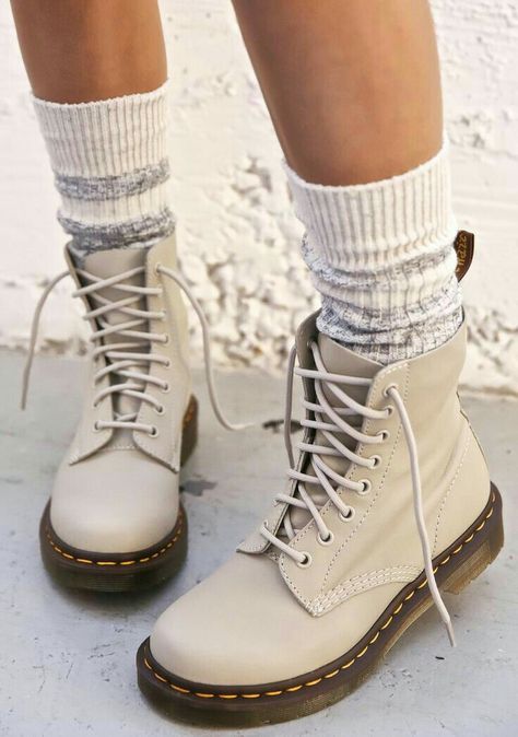 Dr Martens Pascal, Boots And Socks, Winter Mode Outfits, Doc Martens Outfit, Exclusive Club, Converse Outfits, Doc Martens Boots, Style Converse, Army Boots