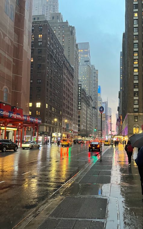 Rainy Day In New York, City Life Aesthetic, New York City Aesthetic, Nyc Aesthetic, Nyc Life, New York Aesthetic, New York Life, City Vibe, Nyc Trip