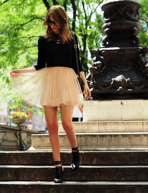 17 Outfit Ideas with Tulle Skirts for Romantic Look Beige Tulle Skirt, Short Tulle Skirt, Skirt Tutu, Skirt Outfit, Tutu Skirt, Party Fashion, Passion For Fashion, Tulle Skirt, Ruffles