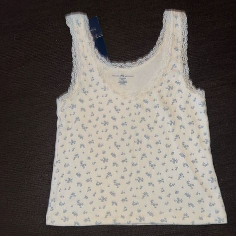 Size L Blue Floral Pattern Tops Brandy Melville, Cream Tank Top, Blue Floral Pattern, Brandy Melville Tops, Brandy Melville, Blue Floral, Brandy, Floral Pattern, Cute Outfits