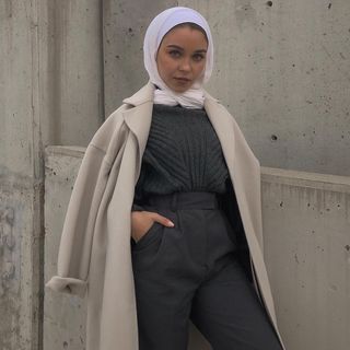 Hijabi Wardrobe, Hijab Fashion Style, Abaya Fashion Dubai, Hat Outfits, Arabic Memes, Hijabi Outfit, Muslim Couple, Muslim Couple Photography, Hijab Style Casual