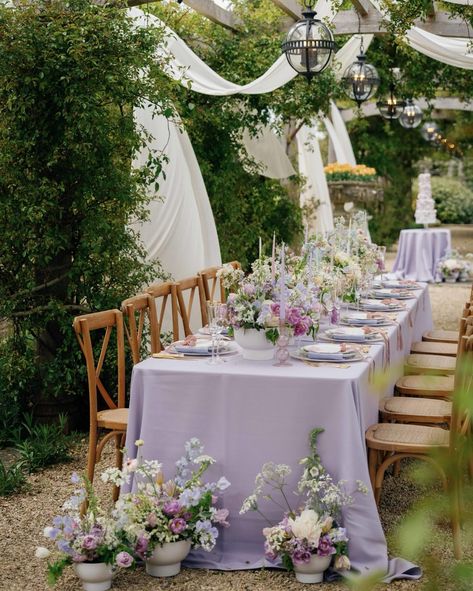 Bridgerton Bridal Tea Party, Bridgerton Breakfast, Bridgerton Table Setting, Lilac And Sage Green Wedding, Bridgerton Wedding Decor, Bridgerton Party Decor, Bridgerton Flowers, Bridgerton Wedding Theme, Purple Outdoor Wedding