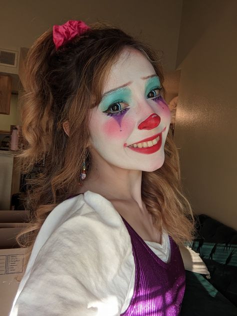 cute clown girl makeup for halloween costume Whimsical Clown Costume, Creepy Girl Clown Makeup, Friendly Clown Makeup, Cute Clown Makeup For Women, Clussy Fever, Clown Girl Costume, Clown Girl Makeup, Girl Clown Makeup, Cute Clown Costume