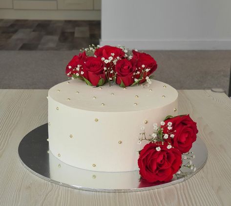 Simple Red Cake Design, Red Wedding Cake Designs, Anniversary Cake Simple Design, Anniversary Simple Cake, Anniversary Cake Ideas Simple Easy, Wedding Anniversary Cake Design Simple, Birthday Cake With Red Roses, Red Rose Cake Design, White Cake With Red Roses