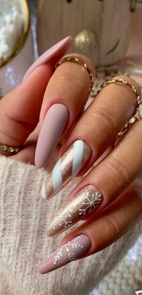 nude christmas nails, christmas nail art, christmas nail ideas, christmas nail designs, christmas nails 2022 Xmas Nails Inspiration, Christmas Nails2023, Holiday Gold Nails, Black And Gold Christmas Nails, Christmas Long Nails, Gold Christmas Nail Designs, Long Winter Nails, Glittery Christmas Nails, Gold Winter Nails