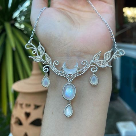 JNHandmade | Wire Wrapped Jewelry on Instagram: "Every time I used moonstone in my jewelry, I akways can't take my eyes off the moonstone!😂It's just stunning! This necklace is crafted from elements of the moon🌙, vines🪴, and leaves🌿, with a clear blue moonstone and three white mother of pearl🐚 hanging at the bottom. Whoever wears it must surely be bestowed with some kind of enchantment!🤍💫 Stone: Moonstone/ Mother of pearl Material: Sliver plated Necklace length: 40-45cm This beauty is avai Moon Jewelry Necklace, Moonstone Aesthetic, Fantasy Wire, Wire Wrapped Moon, Moon Choker Necklace, Wire Jewelery, Diy Jewlery, Oc Inspo, Plate Necklace