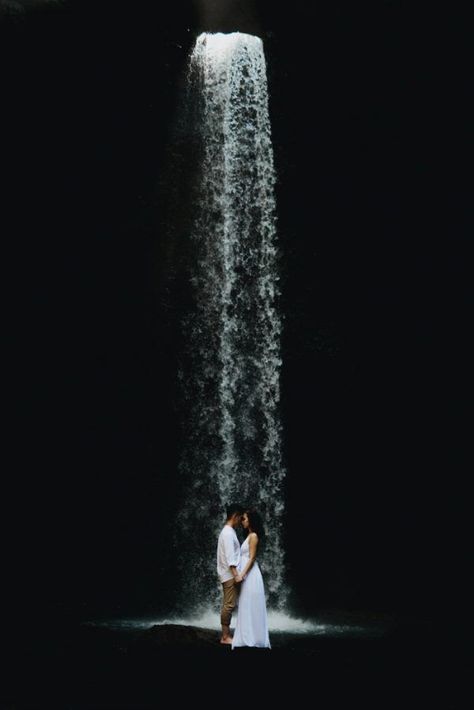 Pose Prewedding, Waterfall Wedding, Pre Wedding Shoot Ideas, Pre Wedding Photoshoot Outdoor, Top Pic, Pre Wedding Poses, Cruise Wedding, 사진 촬영 포즈, Wedding Photography Styles