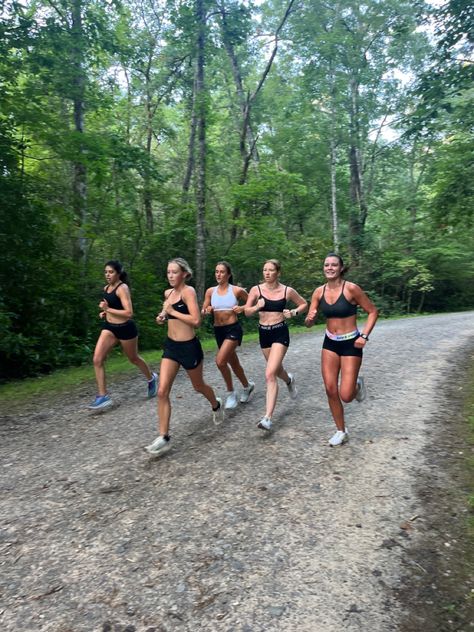 Running Cross Country, College Cross Country, Running Astethic Pictures, D1 Athlete Aesthetic, College Athlete Aesthetic, Running Aesthetic Fitness, Cross Country Aesthetic, Cross Country Running Pictures, Cross Country Practice