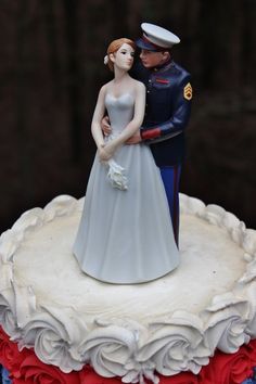 Marine Wedding Colors, Marine Corps Cake, Military Wedding Cakes, Usmc Wedding, Marine Corps Wedding, Marine Cake, Wedding Guest Etiquette, Marine Military, Military Weddings