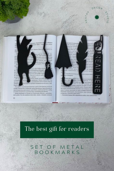 These are metal bookmarks in the form of different images. Home Made Bookmarks, 3d Bookmarks, Book Bookmarks, Books Accessories, Cool Bookmarks, Handmade Bookmarks Diy, Diy Crafts Bookmarks, Bookmarks For Books, Creative Bookmarks